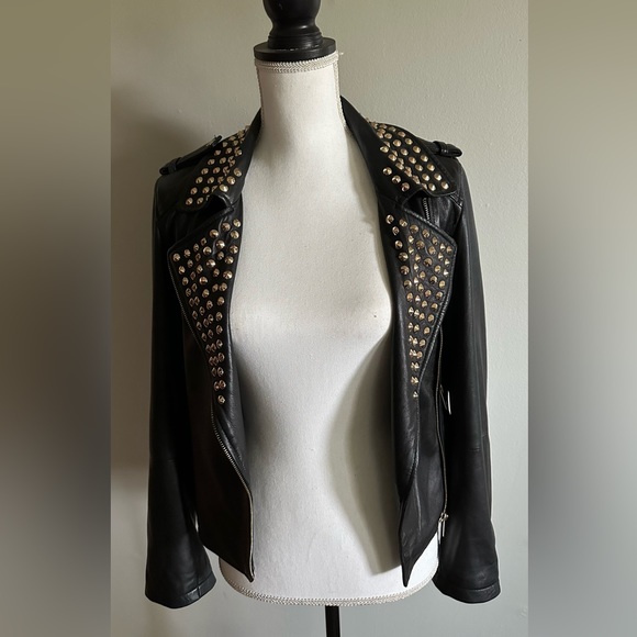 FOREVER 21 LEATHER STUDDED JACKET ♥︎
• RARE PIECE • GOLD SPIKES • QUALITY • - Picture 4 of 12
